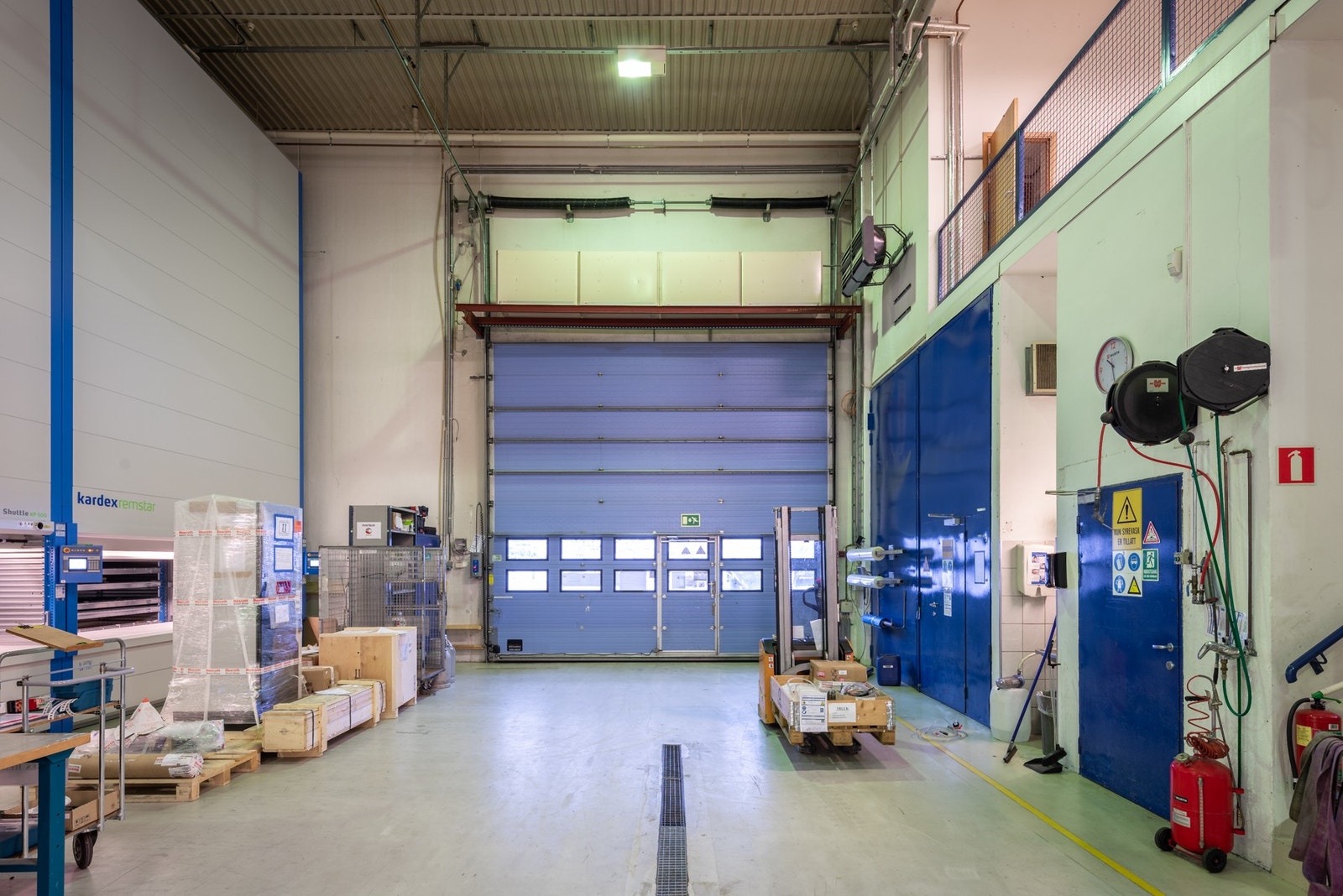 Kjøreport inn i lageret. Galleribilde