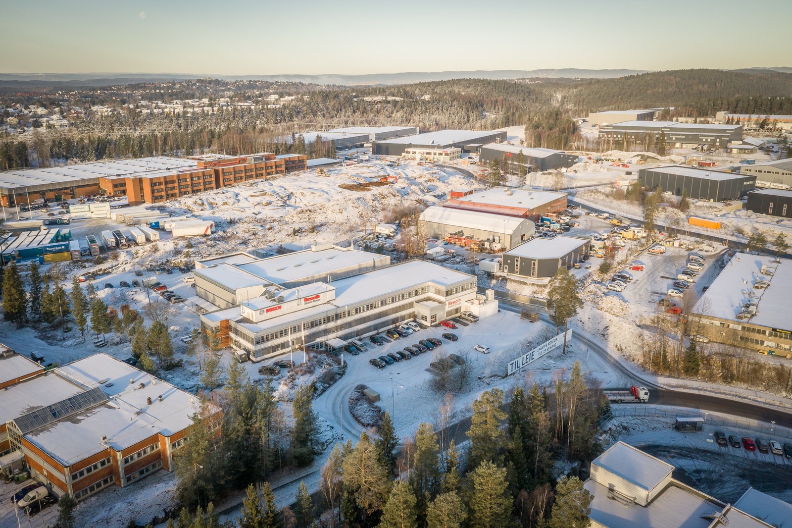 Det er anledning til å leie kontor om ønskelig. I bygget er det kantine og treningsrom m.m. Galleribilde