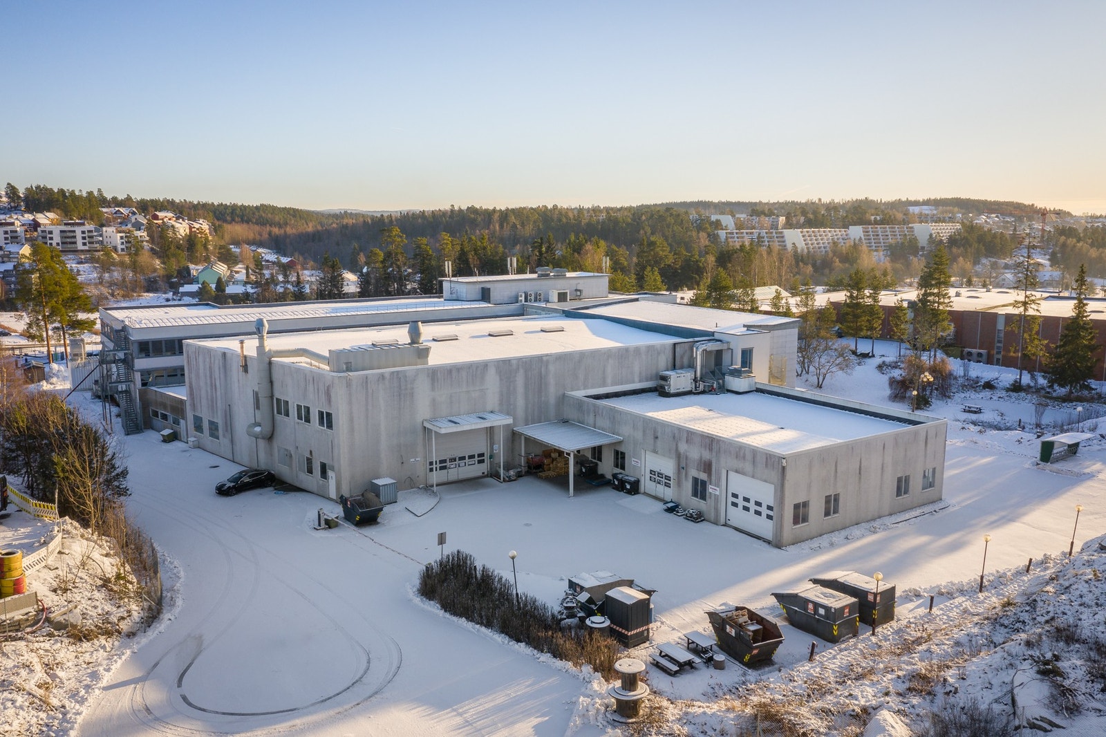 Adkomst til kjøregården går på siden av bygget. Galleribilde
