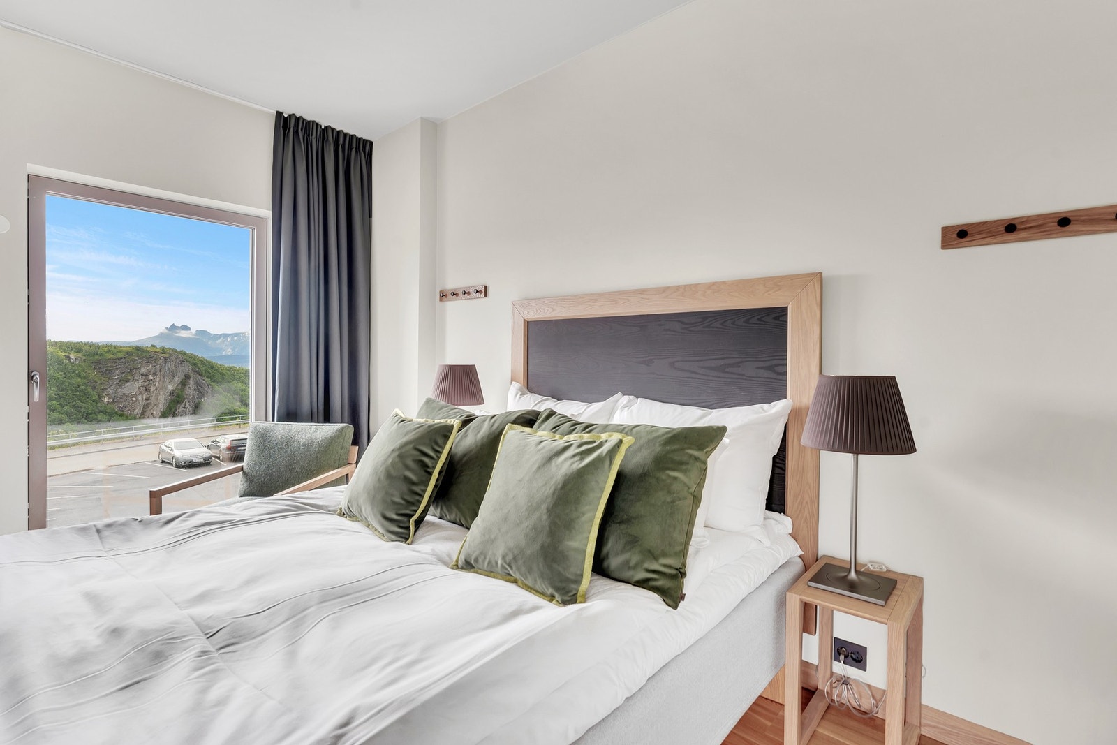 Hotelleilighet - Innbydende soverom med flott utsikt. Komfortabel seng med tilhørende nattbord og moderne belysning. Galleribilde