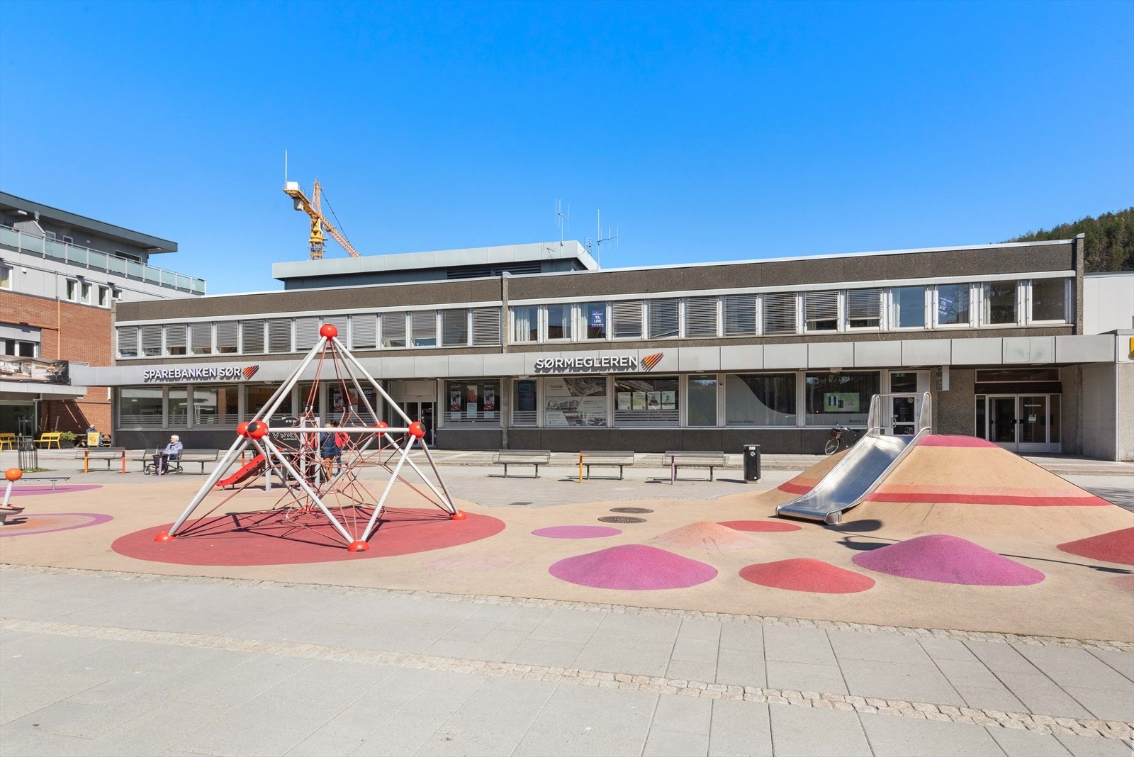 Kort vei til alle butikktyper og med parkeringsplass rett ved. Galleribilde