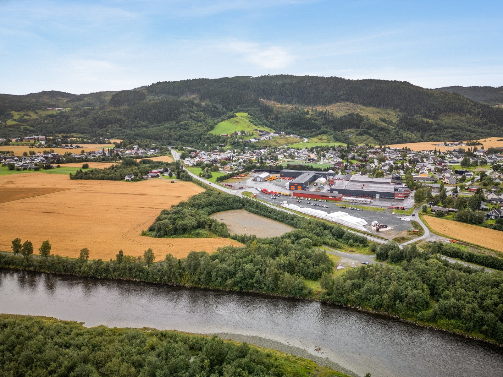 Industriarbeidsplassen Orkel AS ligger rett over veien og det er ellers kort avstand til skoler, barnehager og
butikker. Galleribilde