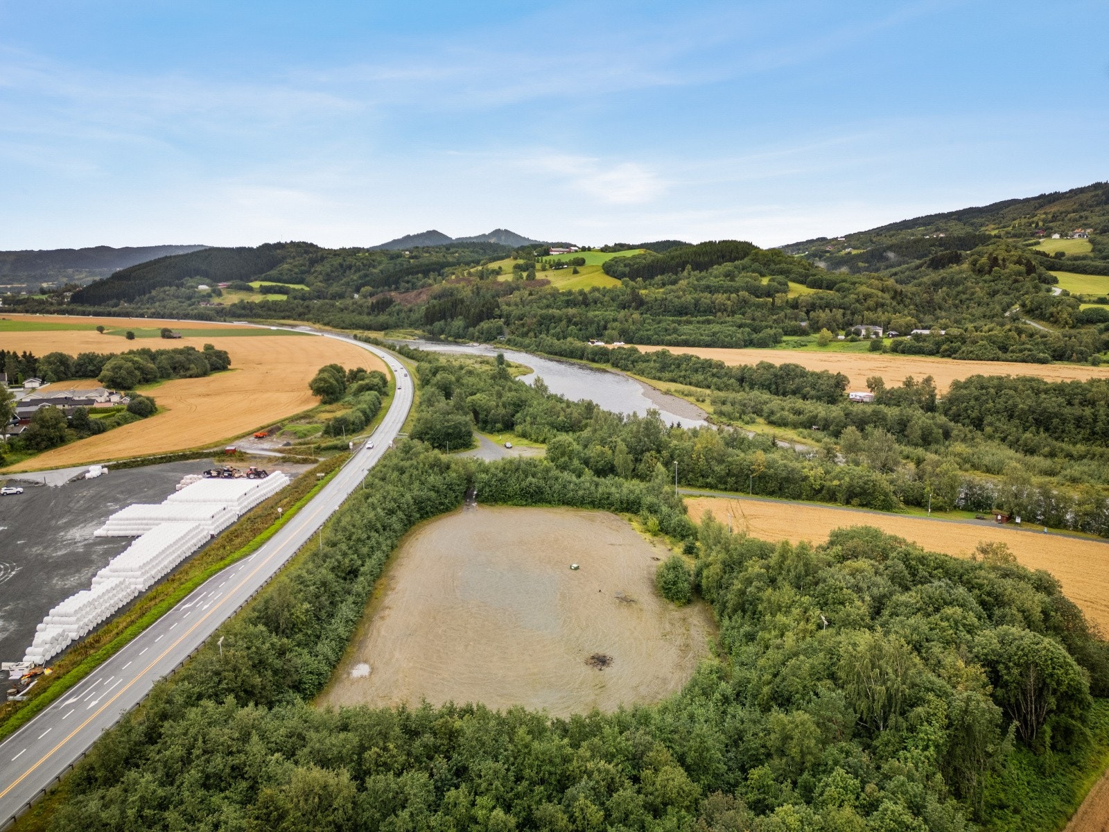 Fra tomten er det få meter å gå til den populære lakseelva Orkla. Galleribilde