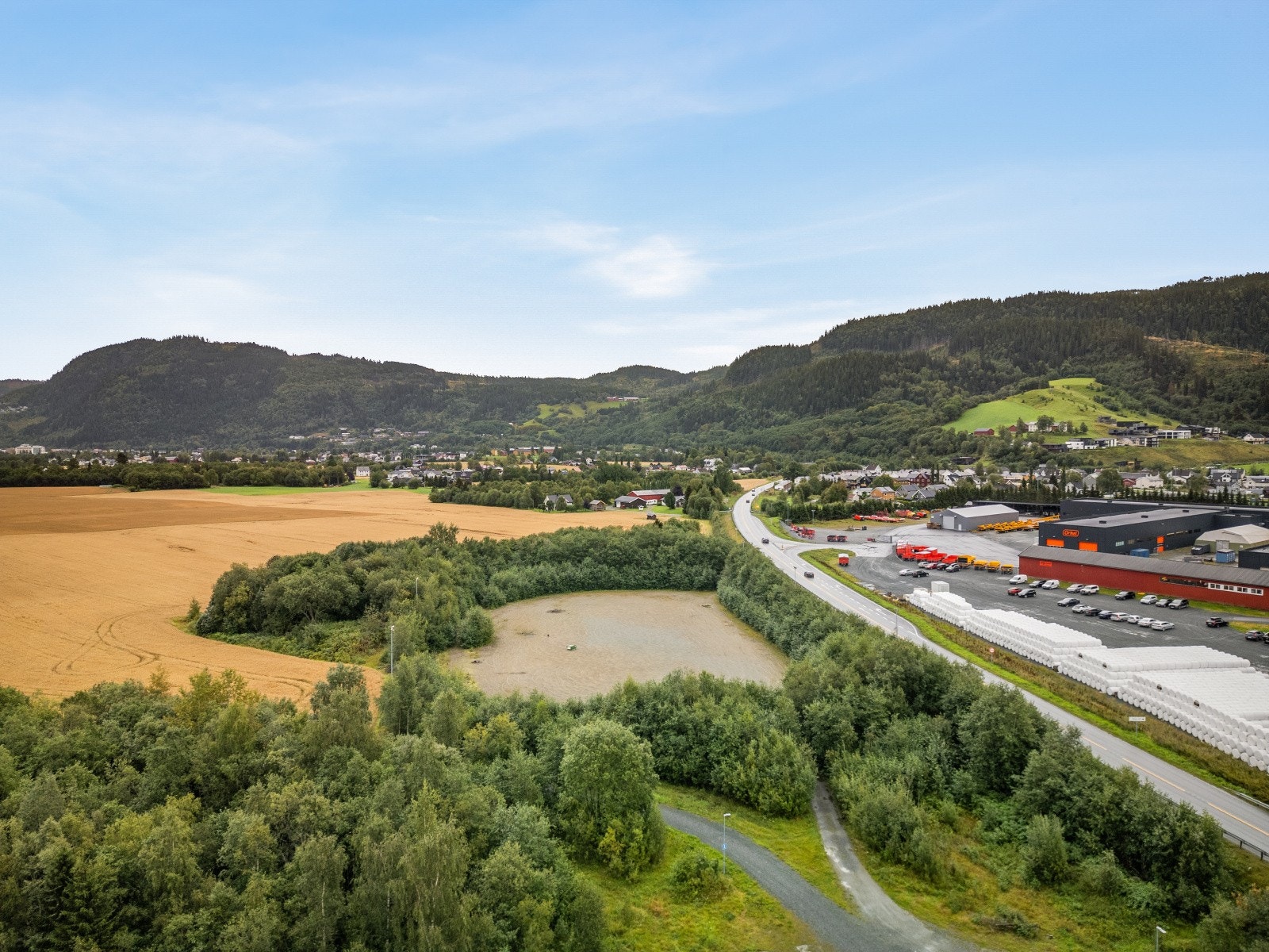 Tomten har lett adkomst fra fylkesveien via gruslagt vei. Galleribilde