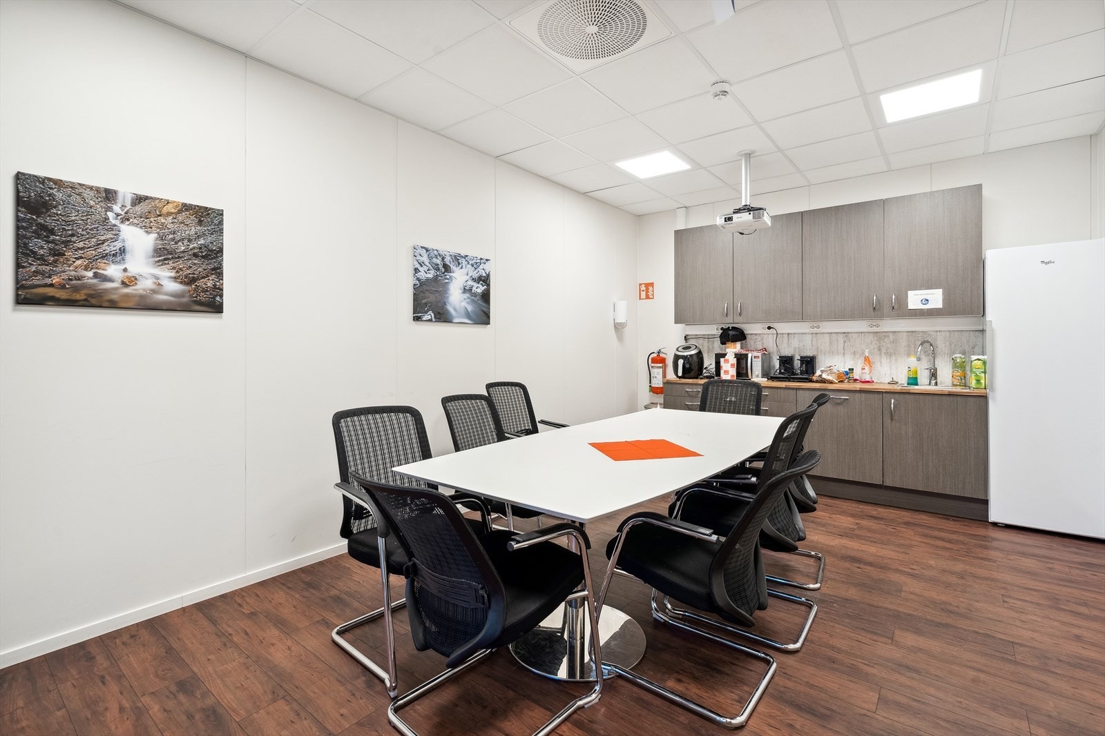 Spiserom i kontordelen Galleribilde