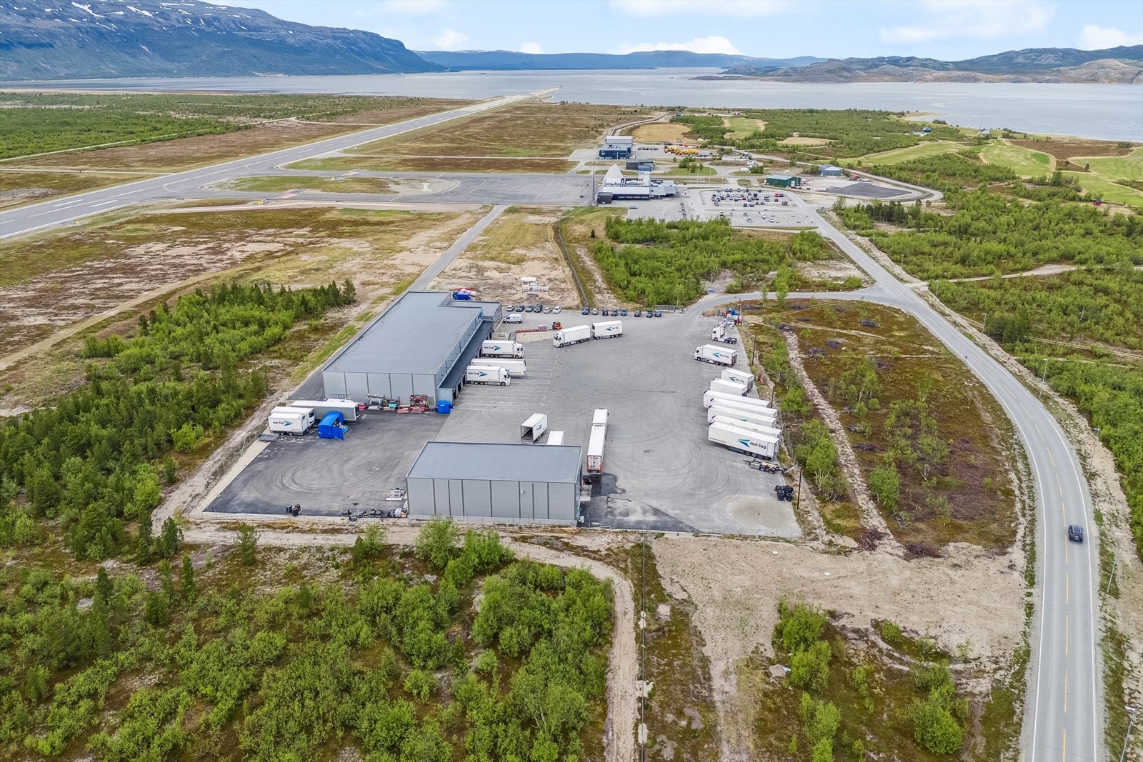 Eiendommen er strategisk plassert nær Lakselv lufthavn, med enkel tilgang til hovedveiene E6 og fylkesvei 98 Galleribilde