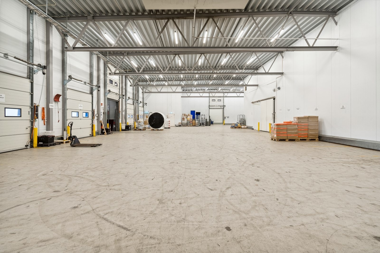 Lagerbygg med flere kjøreporter Galleribilde