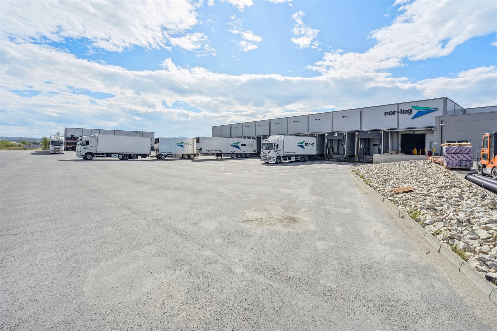 Terminalbygningen har flere kjøreporter tilpasset større kjøretøy Galleribilde