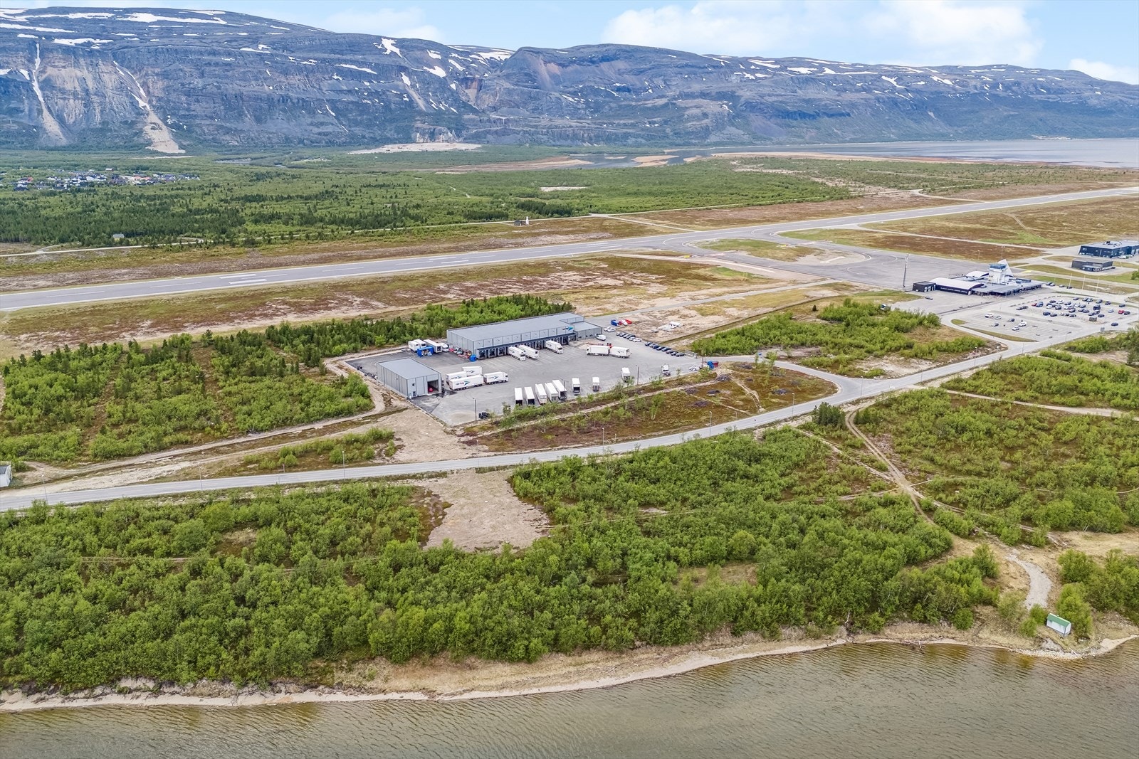 Eiendommen ligger rett ved flyplassen Galleribilde