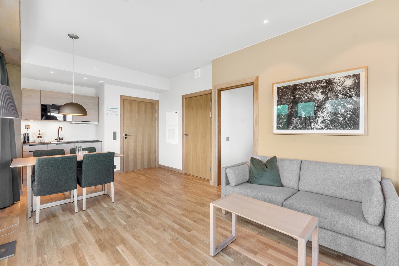 Hotelleilighet - Spiseplass og kjøkken i åpen løsning med moderne innredning og godt med skapplass. Galleribilde