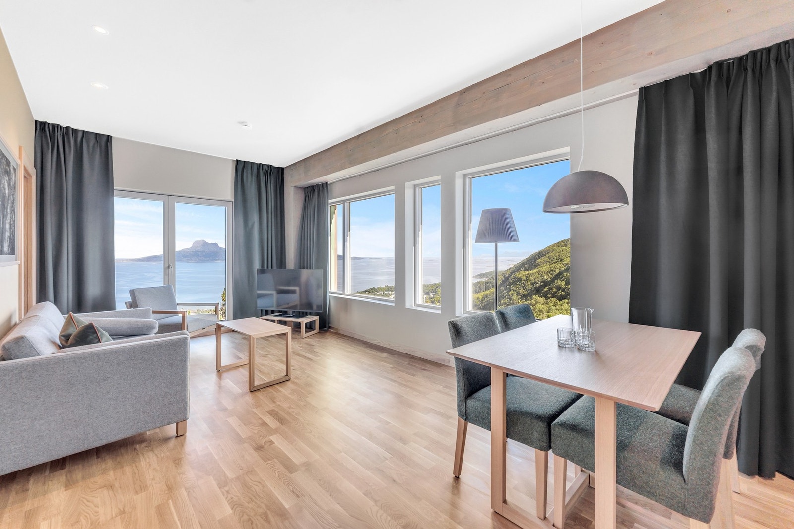 Hotelleilighet - Lys og moderne leilighet med store vinduer med utsikt vendt mot Landegode. Galleribilde