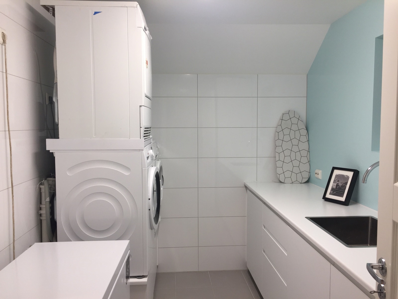 Vaskerom med 2 vaskemaskiner og tørketrommel Galleribilde