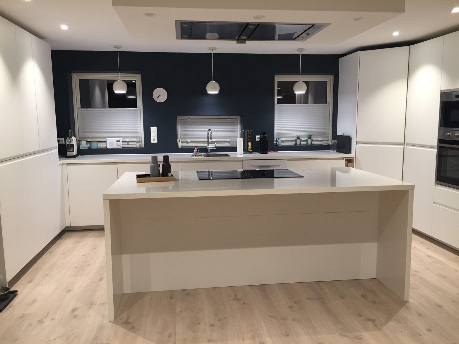 Kjøkken med 2 innebygde komfyrer, microbølgeovn og koketopp Galleribilde