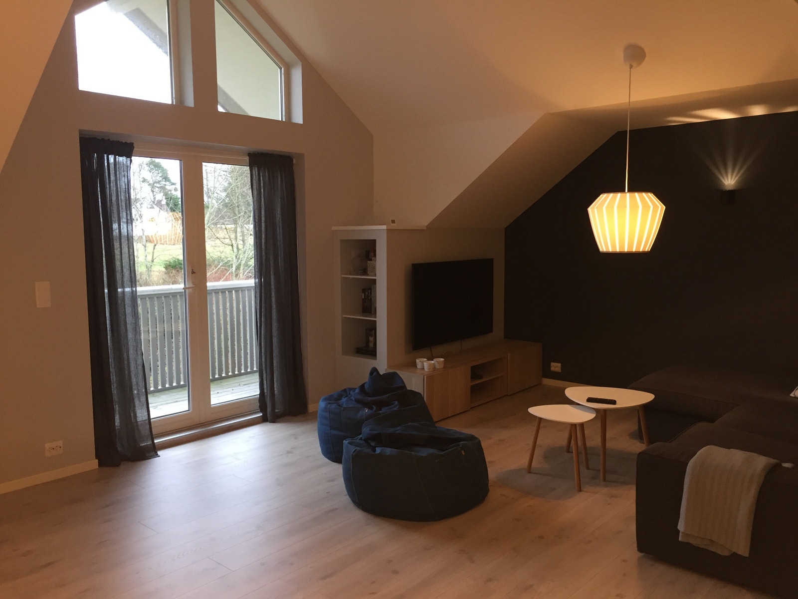 Loftstue med utgang til balkong Galleribilde