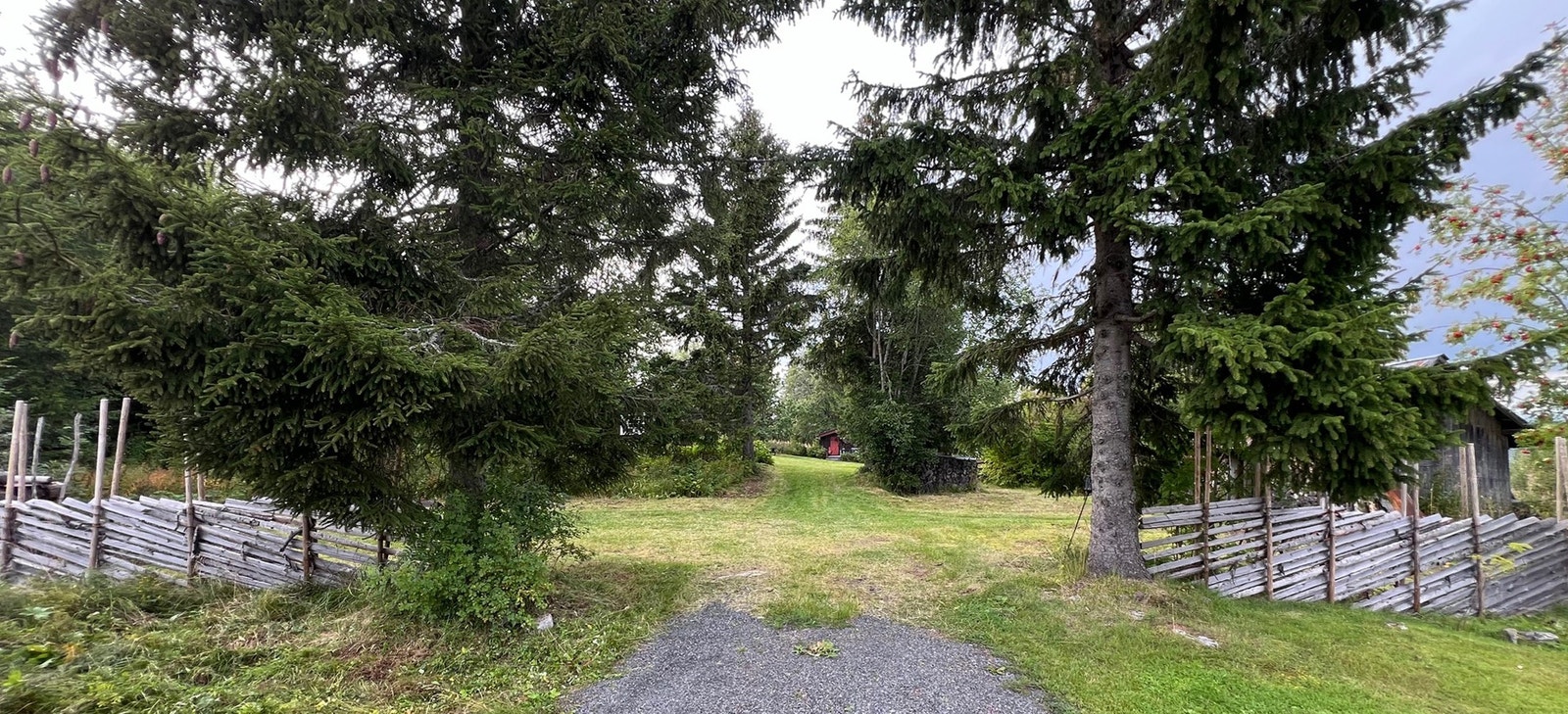 Inngangspartiet er rammet inn med skigard Galleribilde