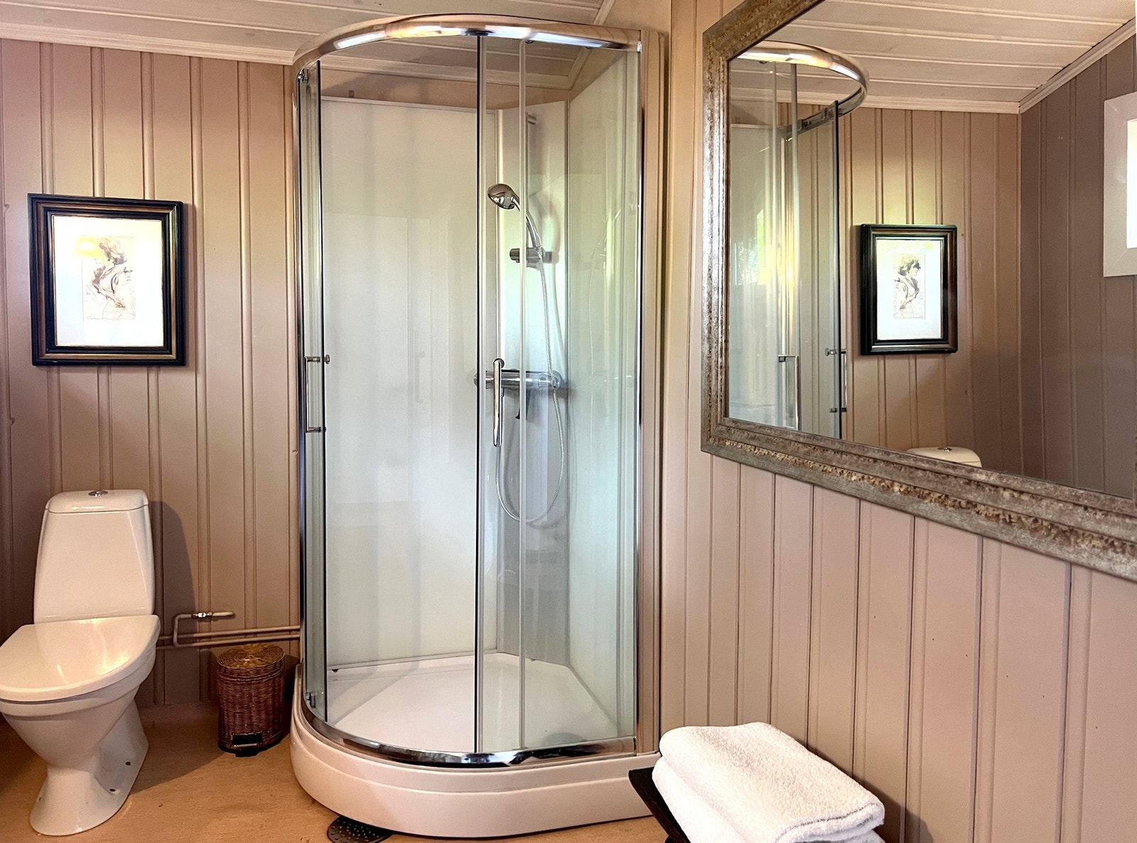 ...dusjkabinett og Galleribilde