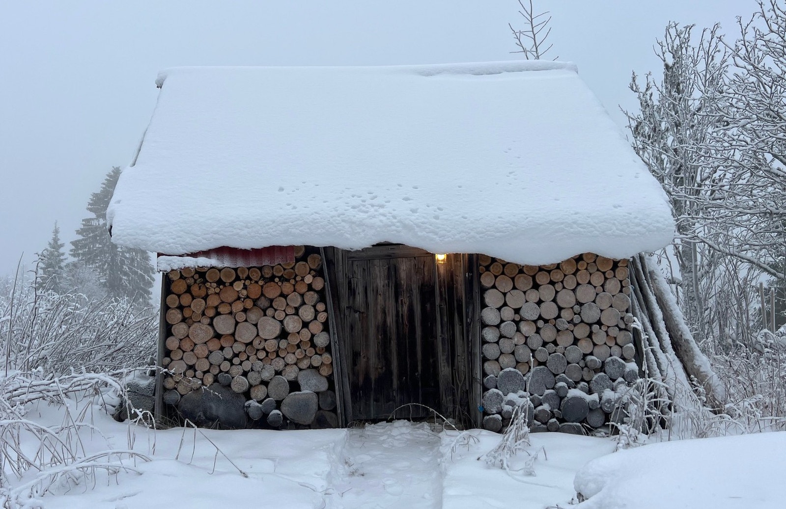 Vedbod med masse tørr ved for kalde vinterdager Galleribilde