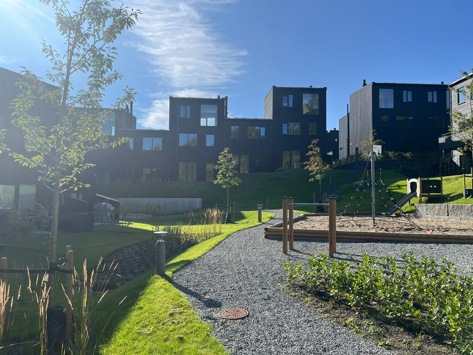 Utsikt over huset fra hagen Galleribilde