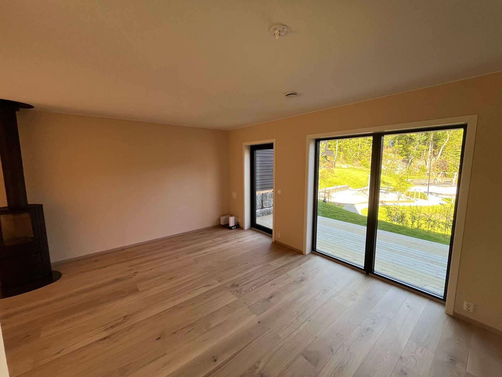 stuen har en koselig peis Galleribilde