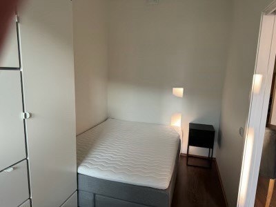 Stort soverom, plass til både dobbelseng og «arbeidspult» Galleribilde