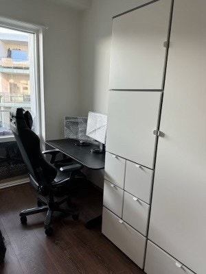 Stort soverom, plass til både dobbelseng og «arbeidspult». Skap som deler av rommet. Galleribilde