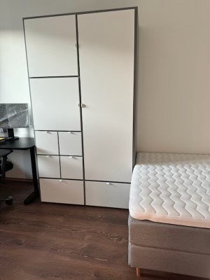 Stort soverom, plass til både dobbelseng og «arbeidspult». Skap som deler av rommet. Galleribilde