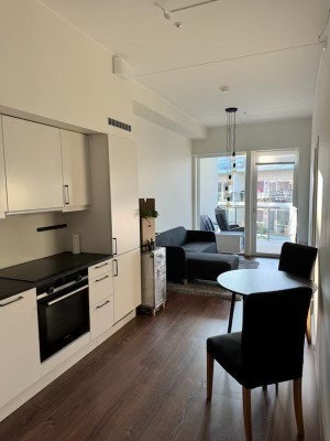 Stue og kjøkken i ett, stort vindu som gir naturlig lys inn, med utgang til en stor balkong, fin «utestue», for de som ønsker det😊
Med utsikt mot «parken», Galleribilde