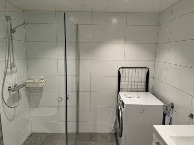 Stort bad m d plass til vaskemaskin Galleribilde