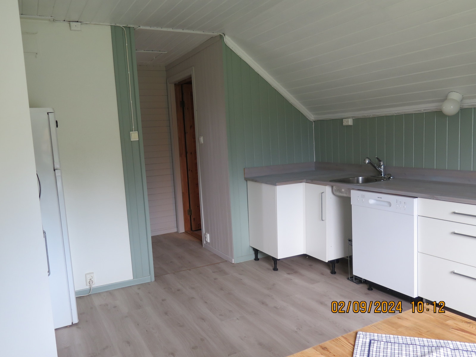 Kjøkken i 2.etasje med oppvaskmaskin, kjøleskap, Micro ovn og komfyr. Av eldre dato, men fungerer. Galleribilde