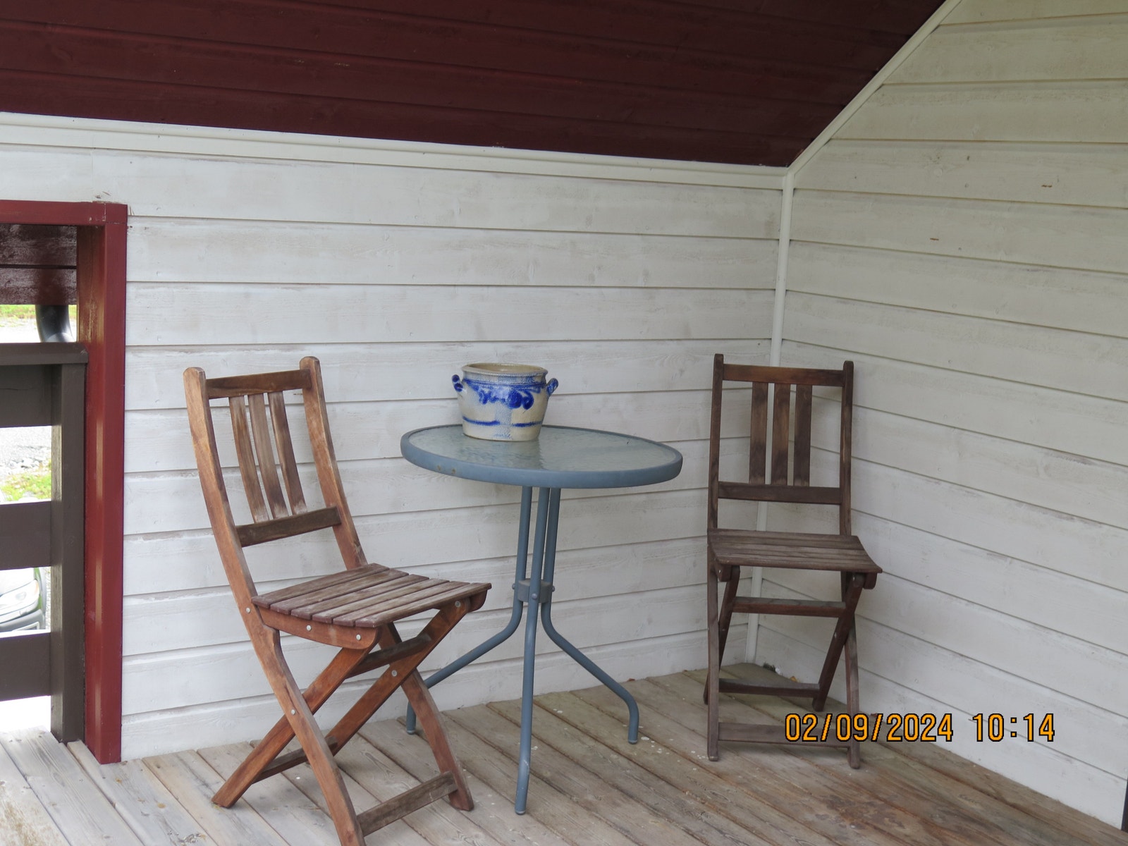 Liten sitteplass under tak på veranda i 2.etasje. Vest vendt. Galleribilde