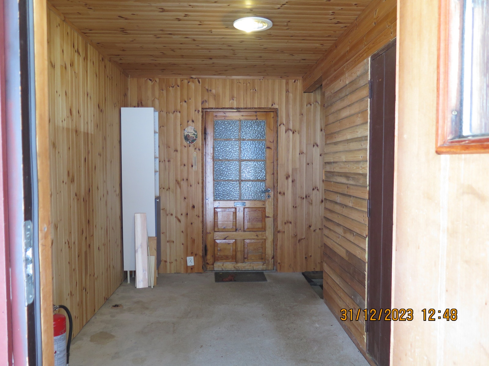 Felles inngang i 1.etasje. Romslig rom på høyre side av ytterdør. Galleribilde