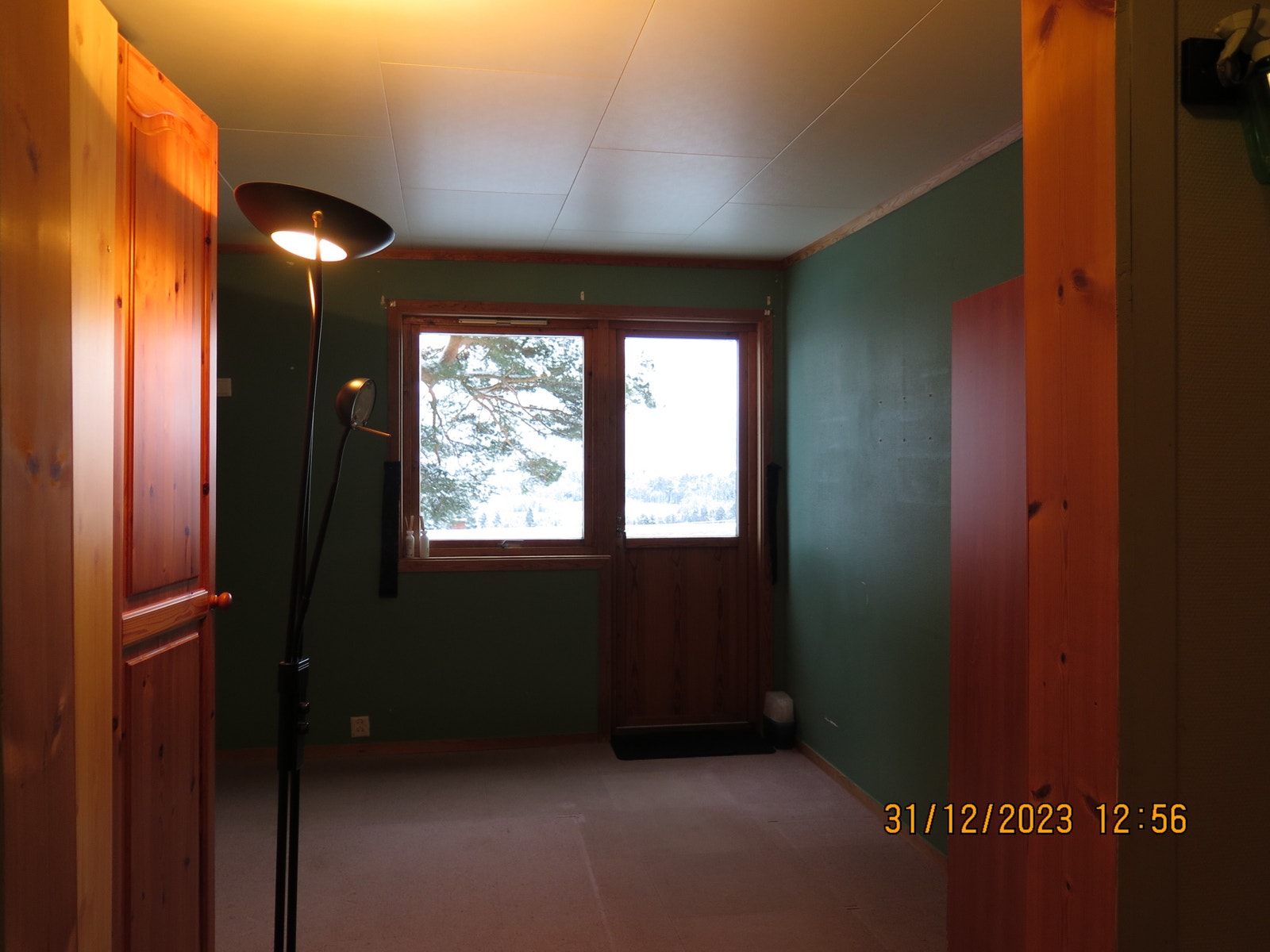 Soverom i 1.etasje har egen utgang til lufte veranda Galleribilde