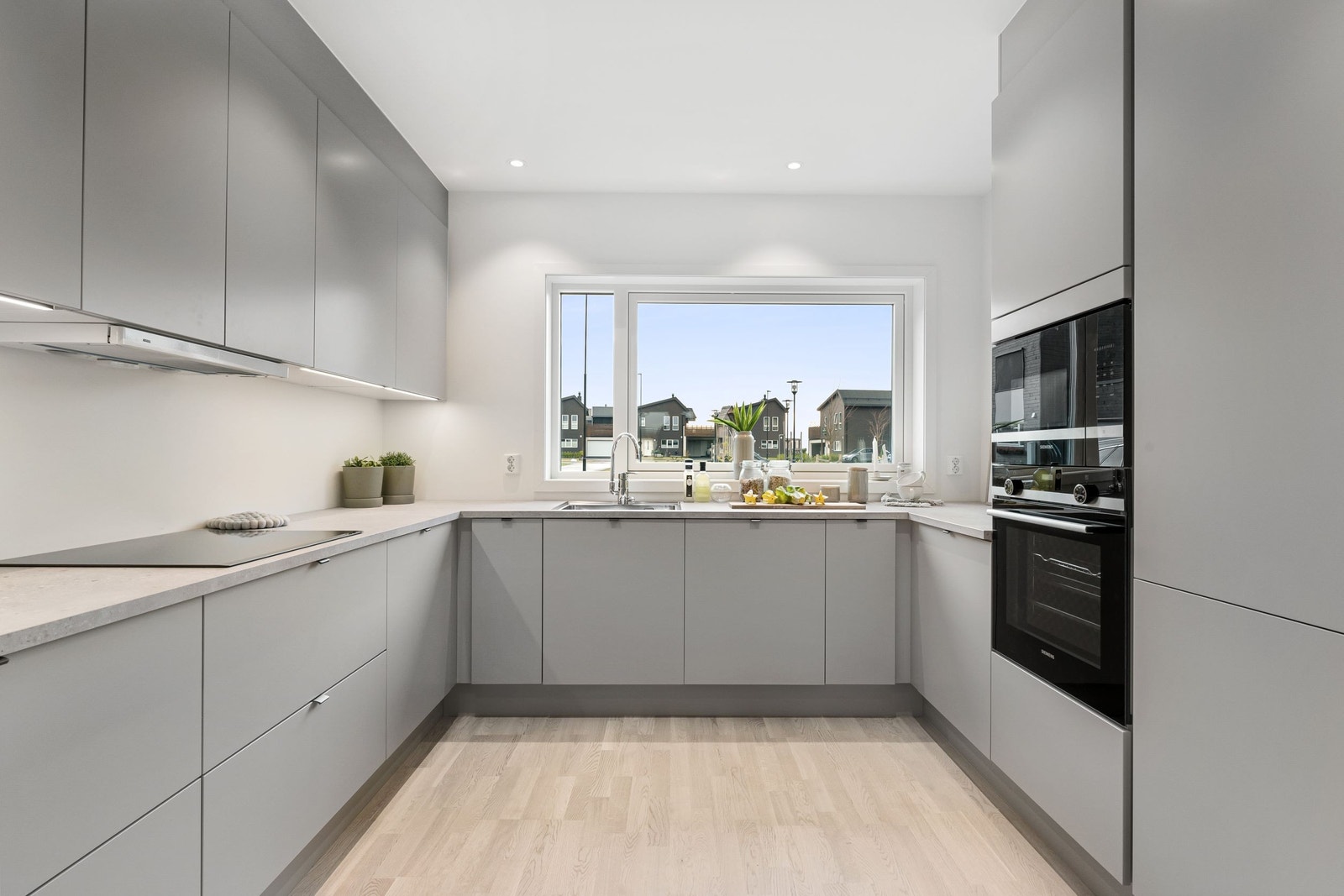 På denne boligen er kjøkken oppgradert. Standard kjøkken er hvitt med sort benkeplate. Galleribilde