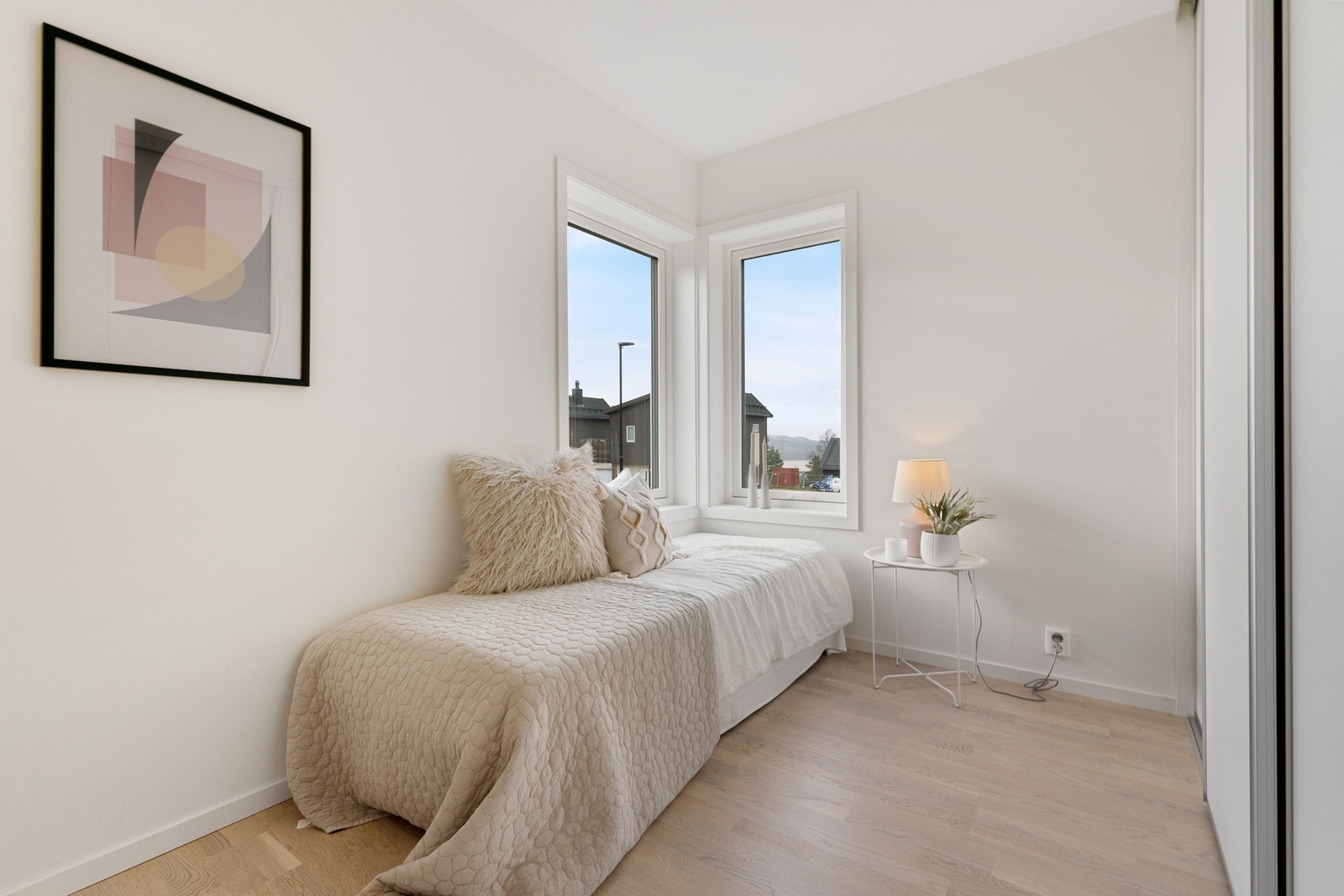 Her vises tilsvarende bolig, bare på et annet felt. Galleribilde