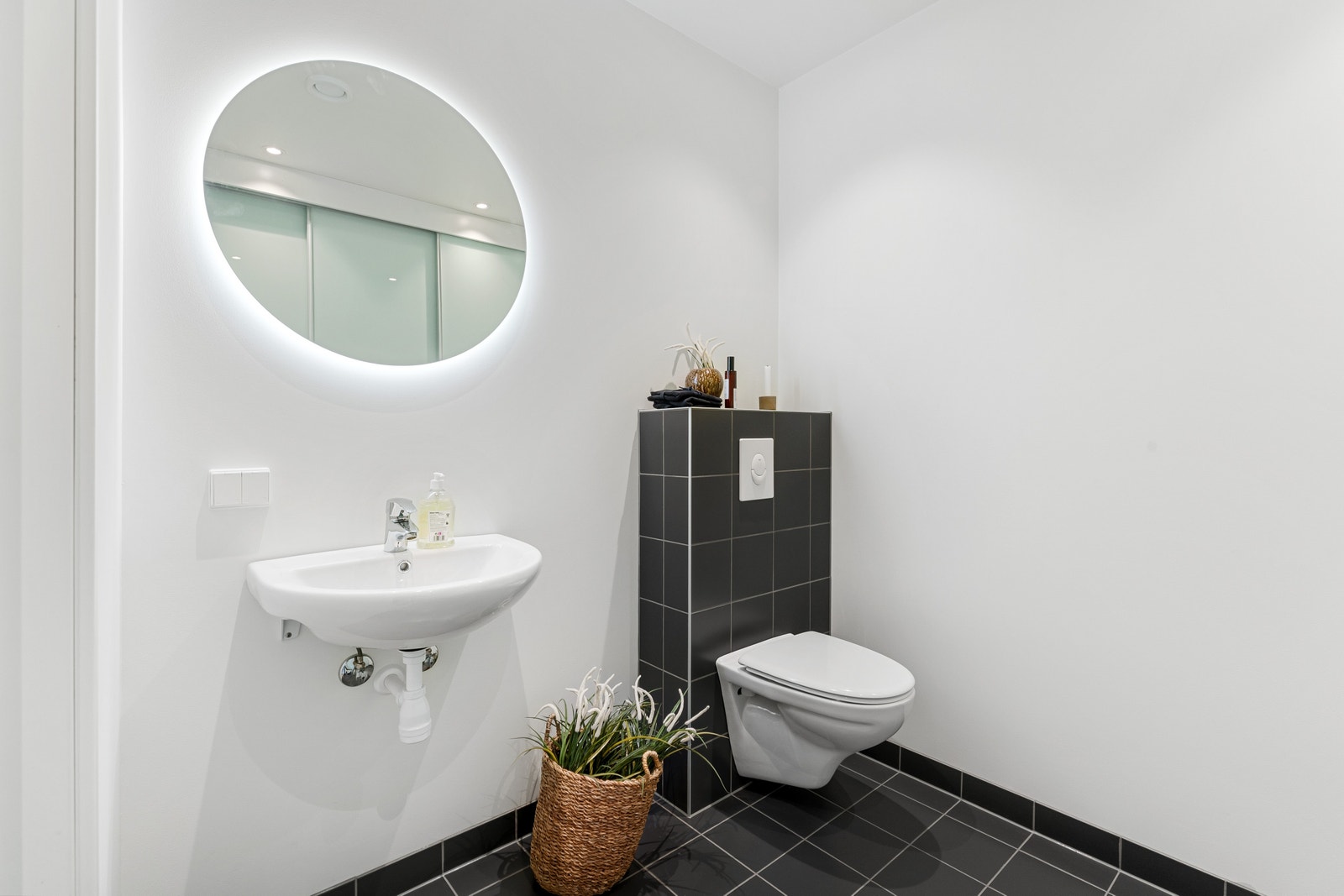 Her vises tilsvarende bolig, bare på et annet felt. Galleribilde