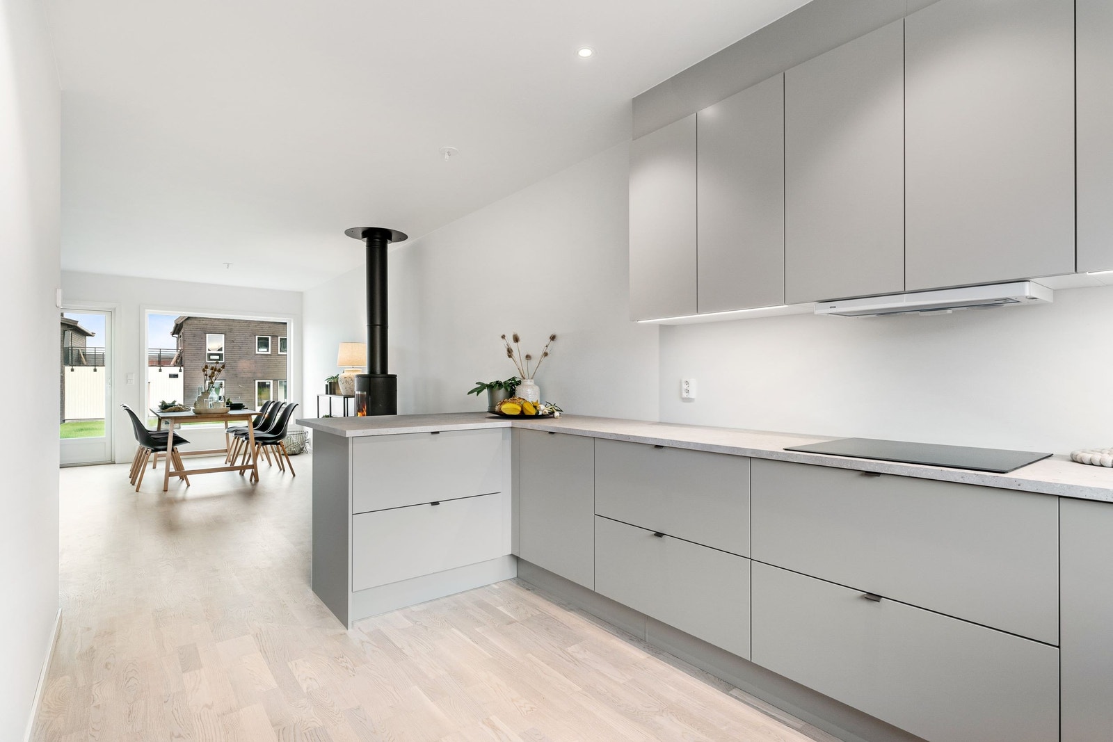 På denne boligen er kjøkken oppgradert. Standard kjøkken er hvitt med sort benkeplate. Galleribilde