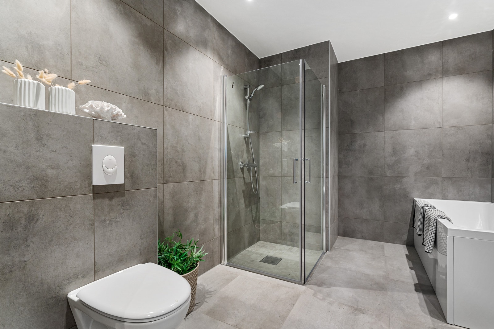 I denne boligen er det oppgradert til 60x60 fliser. Standard fliser er grå 30x30 fliser på gulv, 10x10 i dusjsone og hvite 20x60 fliser på vegg. Galleribilde