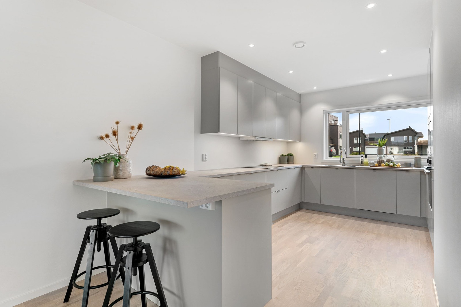 På denne boligen er kjøkken oppgradert. Standard kjøkken er hvitt med sort benkeplate. Galleribilde