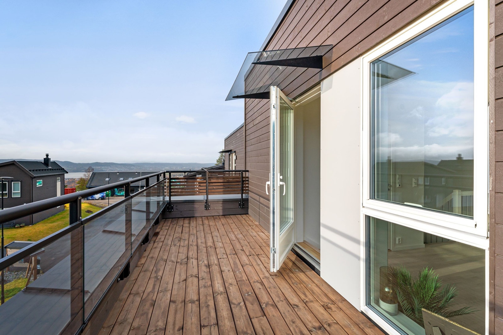 Her vises tilsvarende bolig, bare på et annet felt. Husene har store, solrike uteplasser. Galleribilde