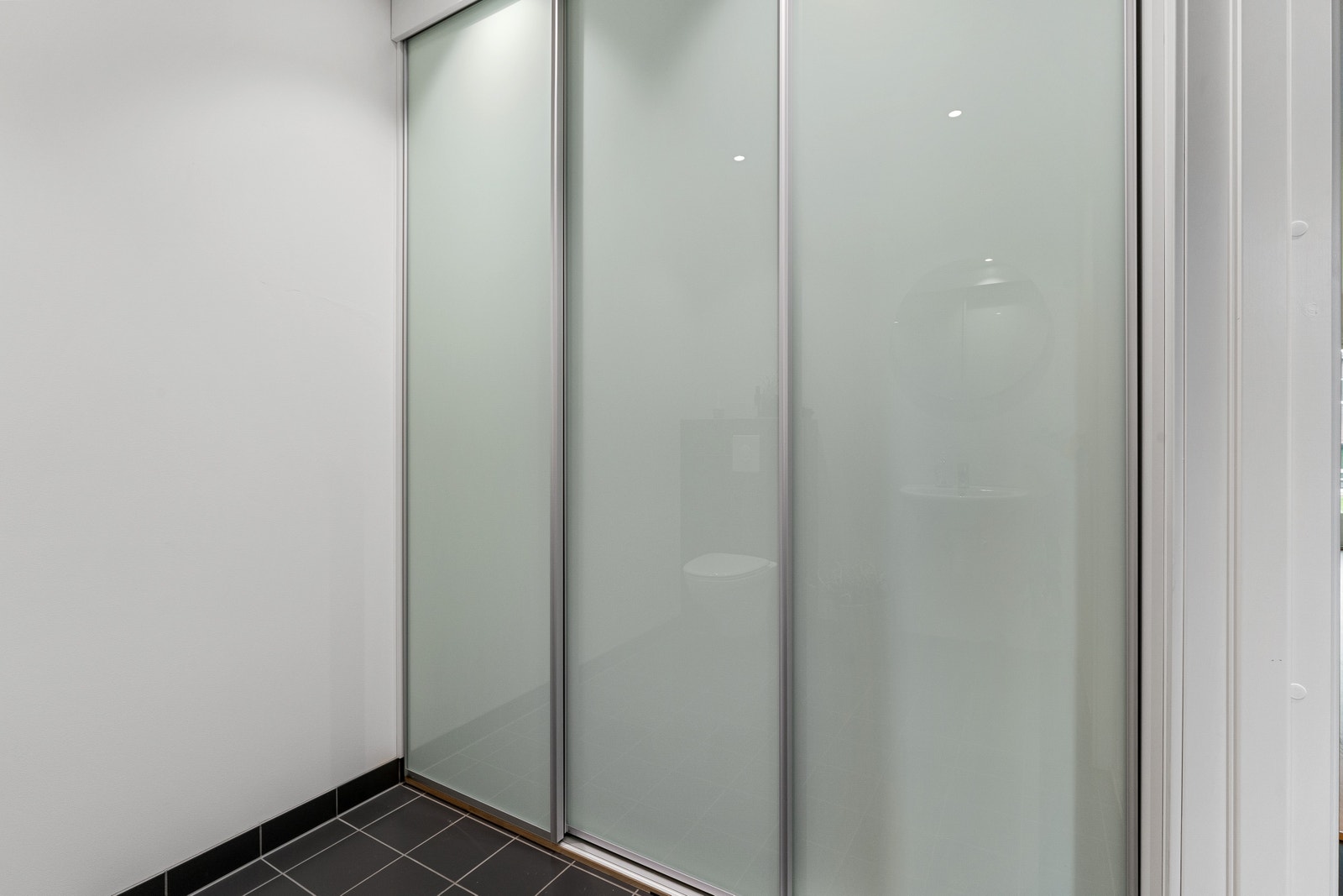 Her vises tilsvarende bolig, bare på et annet felt. Galleribilde