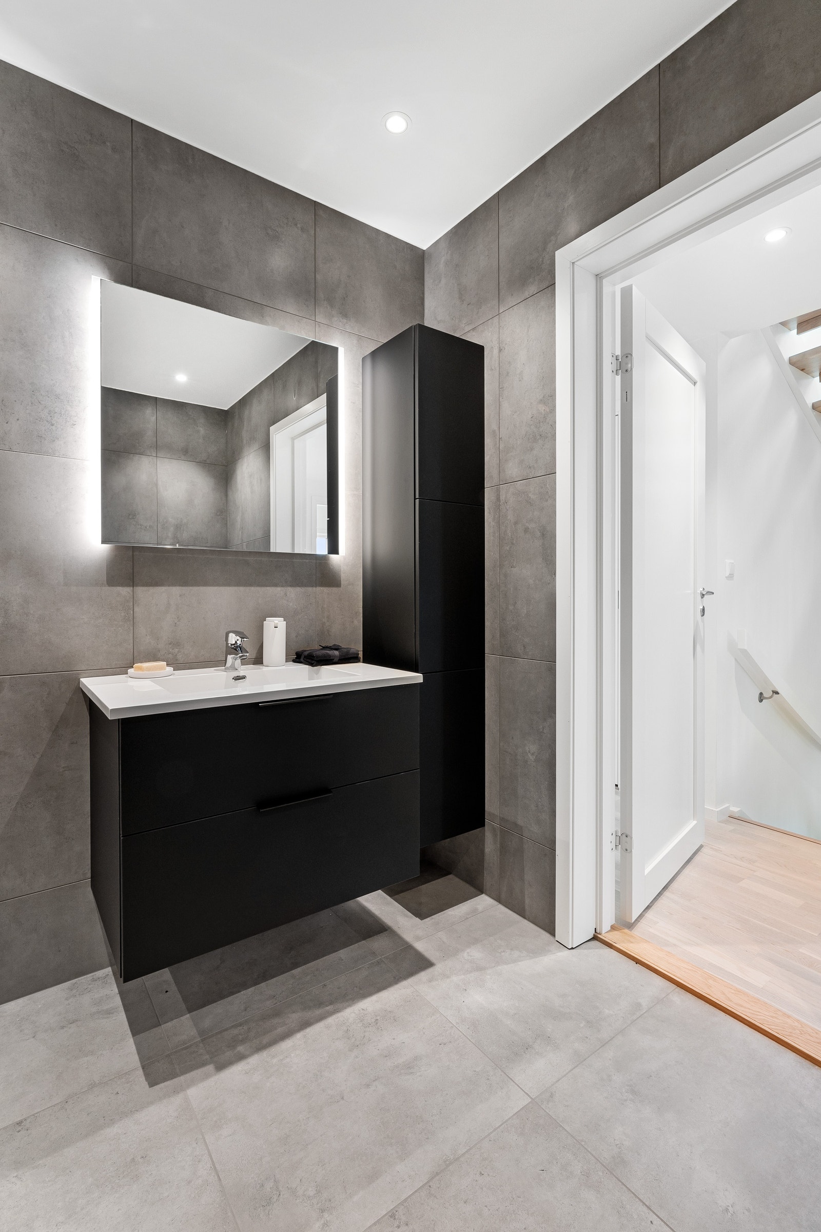 I denne boligen er det oppgradert til 60x60 fliser. Standard fliser er grå 30x30 fliser på gulv, 10x10 i dusjsone og hvite 20x60 fliser på vegg. Galleribilde