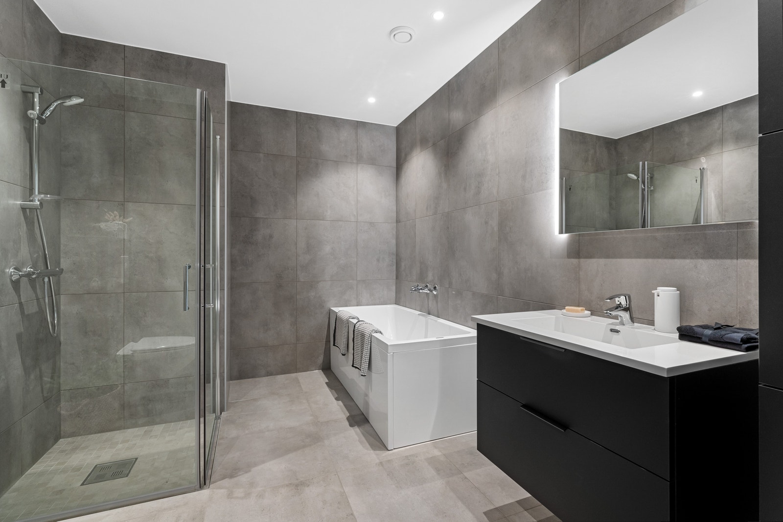 I denne boligen er det oppgradert til 60x60 fliser. Standard fliser er grå 30x30 fliser på gulv, 10x10 i dusjsone og hvite 20x60 fliser på vegg. Galleribilde