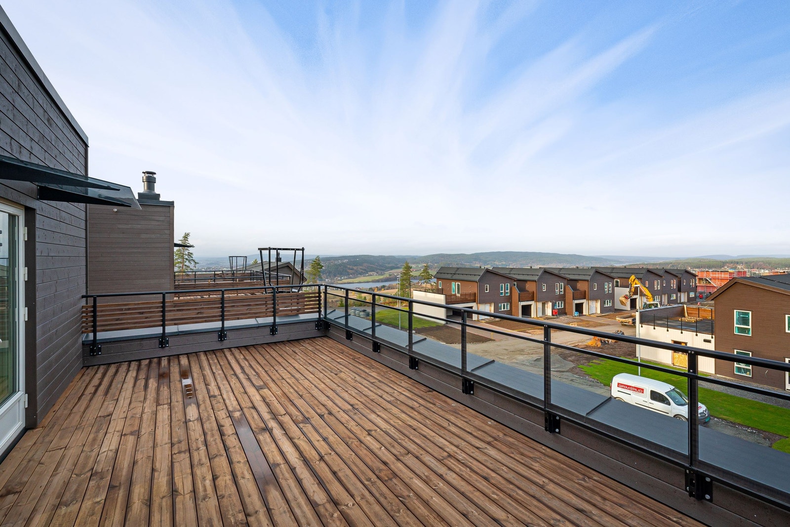 Her vises tilsvarende bolig, bare på et annet felt. Husene har store, solrike uteplasser. Galleribilde