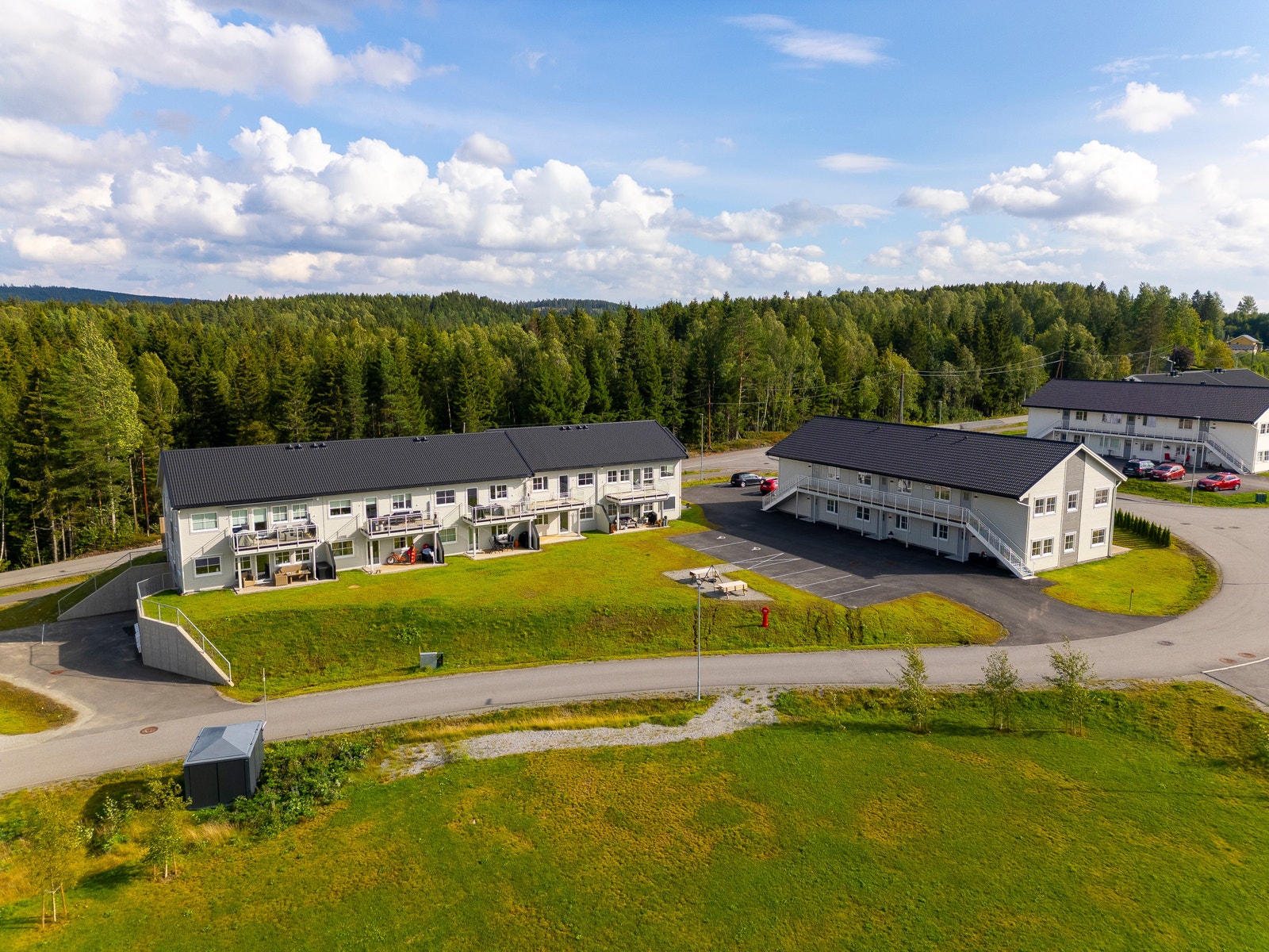 Oversiktsfoto med de to leilighetsbyggene Galleribilde