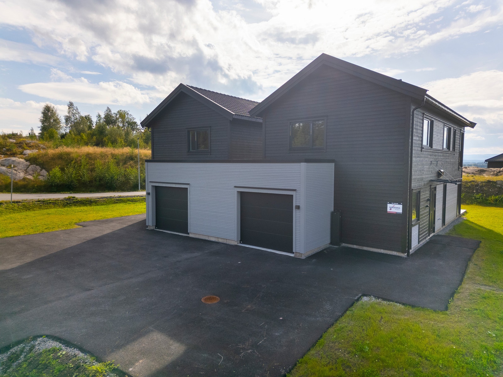 Felles asfaltert gårdsplass som deles med 2a. Galleribilde