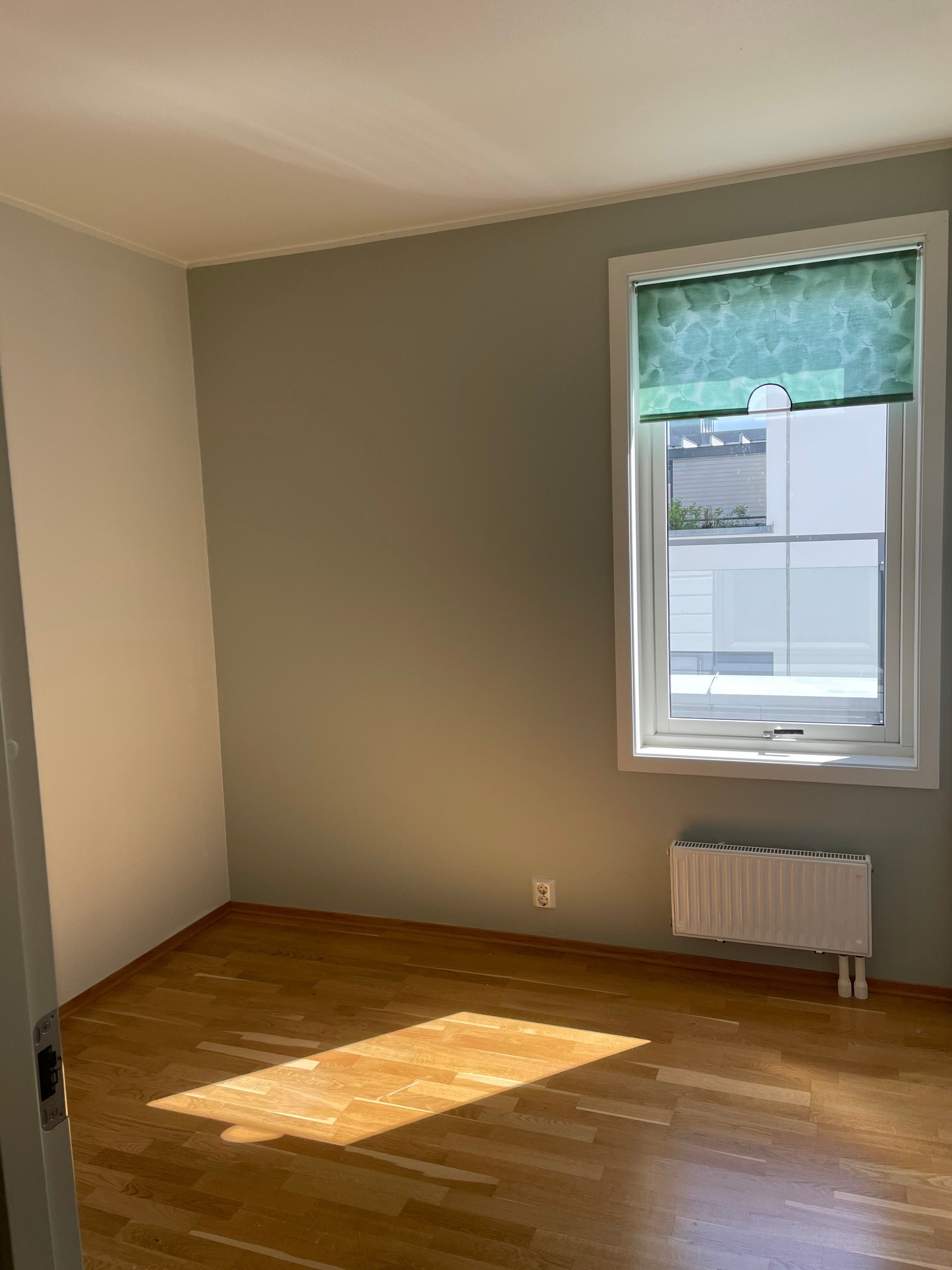Romslig soverom med skyvedørsgarderobe Galleribilde