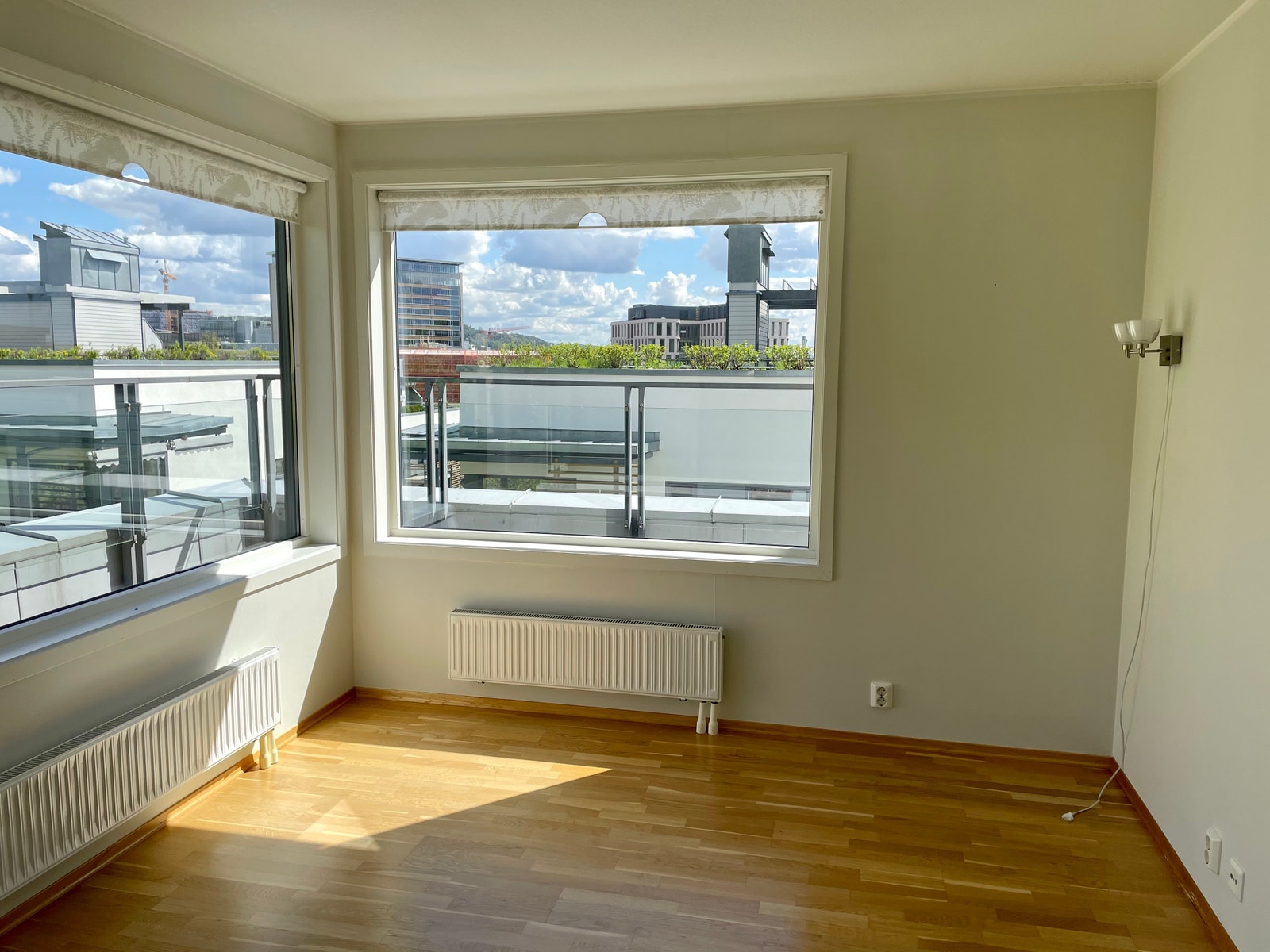 Utsikt mot syd sydvest fra stue og balkong. Galleribilde