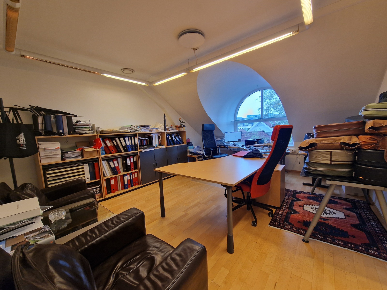 Et annet av kontorene med vindu i eldre stil, plass til både møtebord og kontorplass Galleribilde