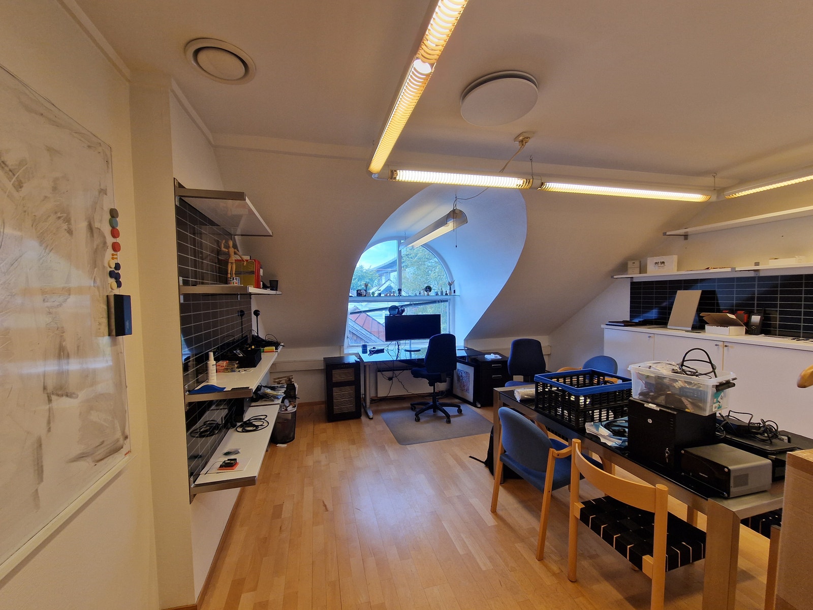 Et av kontorene med vindu i eldre stil, plass til både møtebord og kontorplass Galleribilde