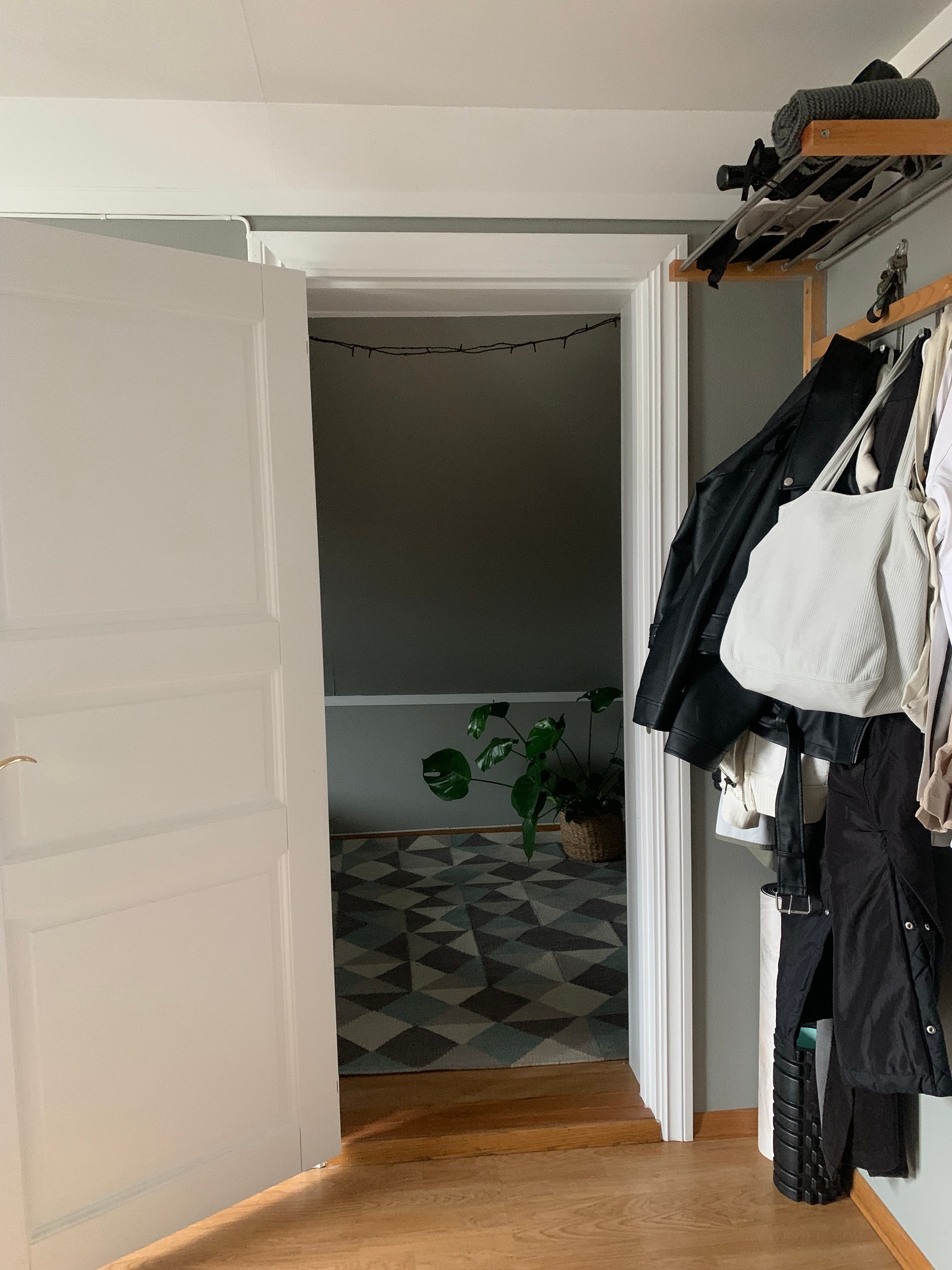 Dør til sovealkove fra stue/kjøkken Galleribilde